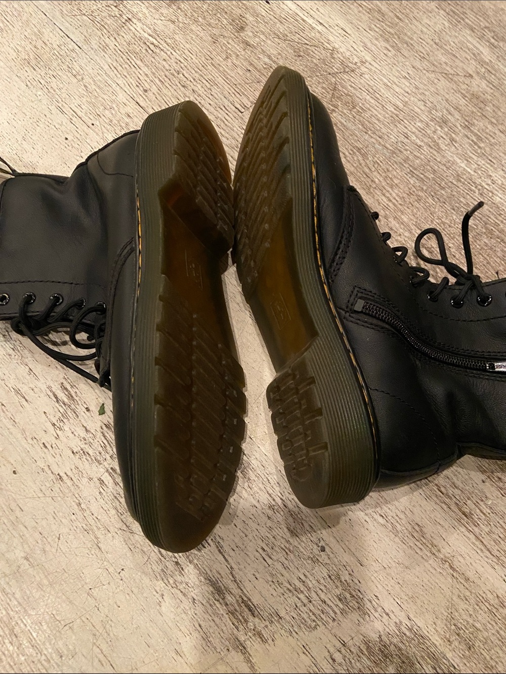 Black leather Dr Martens size US man’s 4 ladies size US 5 - Picture 8 of 9